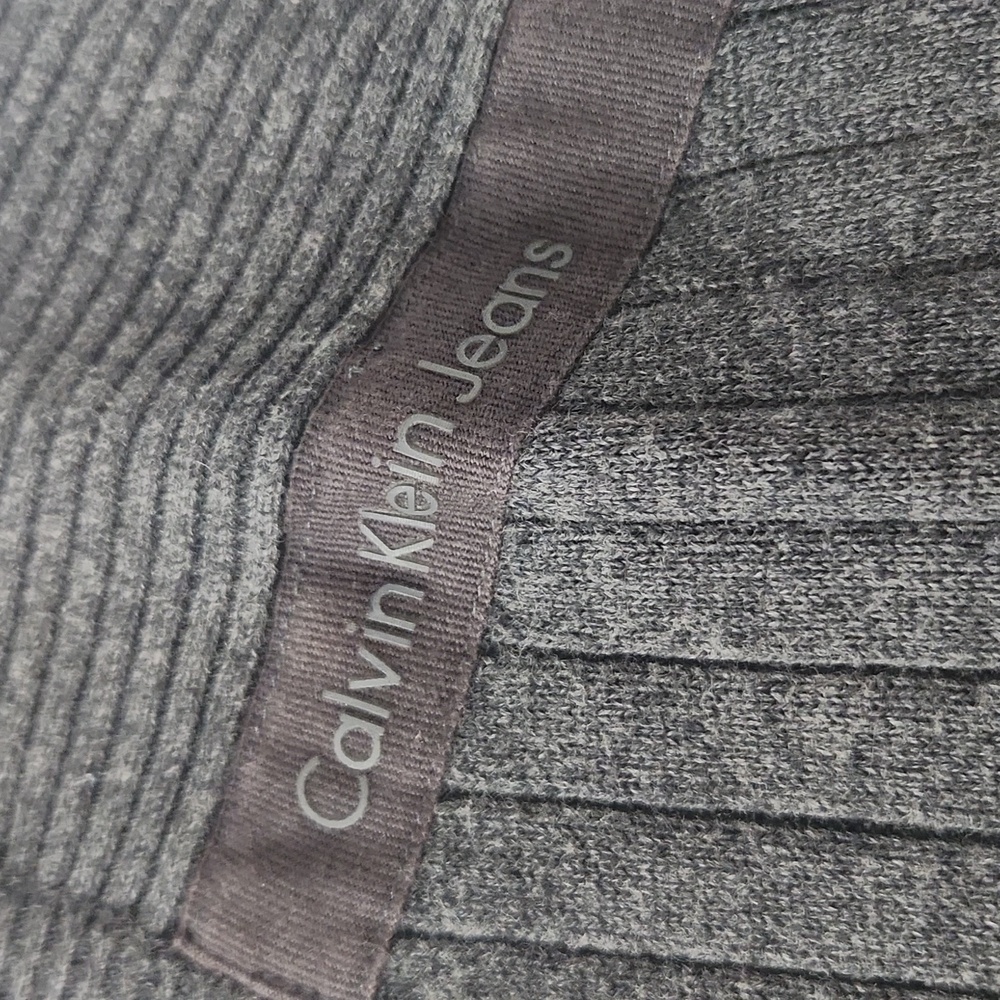 Calvin Klein Gray V-Neck Sweater with Ribbed Texture - Picture 3 of 4